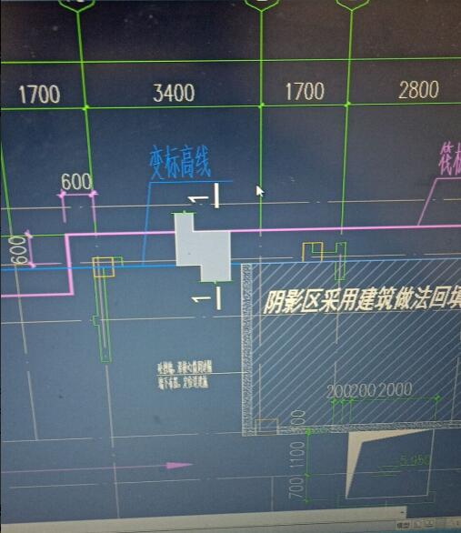 请问图中的变标高线是什么意思